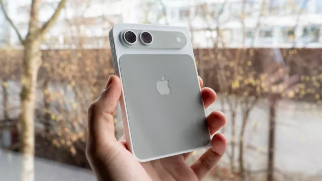Maketa skládacího iPhonu, která byla vytištěná na 3D tiskárně.
