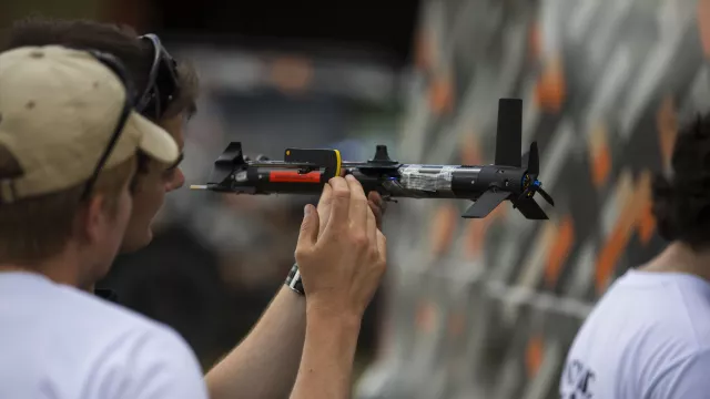 Švédský dron K100XR je lákavý díky své miniaturní velikosti, rychlost letu přes 300 km/h a speciálnímu bojovému režimu.