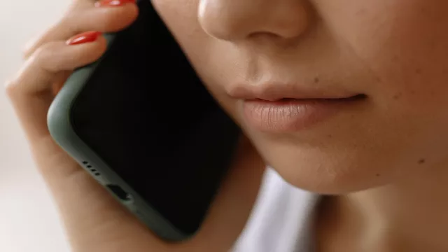 Detail obličeje při telefonování.