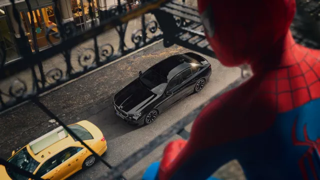 Spider-Man spoléhá na gadgety od slavné automobilky. Jde o moderní cestu, jak nalákat mladé zákazníky