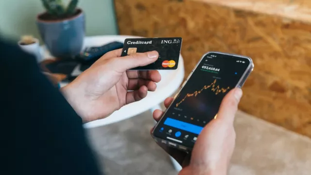 Uživatel zadává platební údaje z karty do mobilu