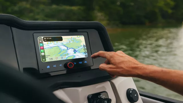 Pontonová motorová loď s navigací.