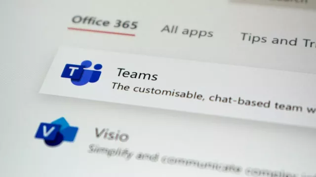 Komunikační aplikace Microsoft 365 na displeji laptopu