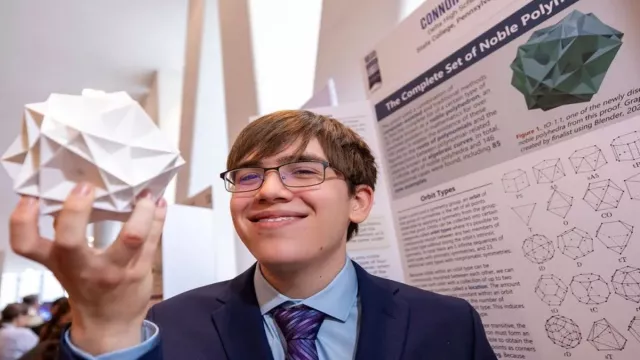 Connor Hill s modelem ušlechtilého mnohostěnu.