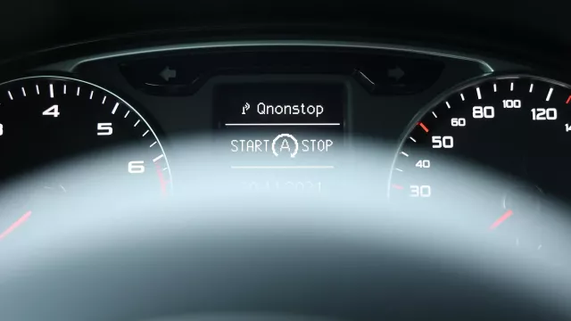 Indikátor start-stop na displeji automobilu