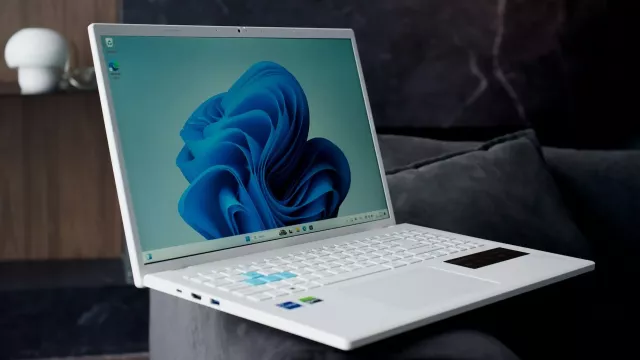Tapeta Windows 11 na displeji laptopu