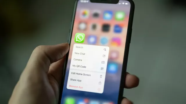 Uživatel má v ruce mobilní telefon