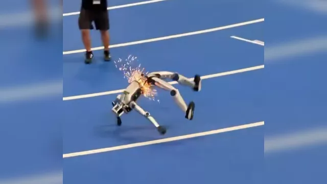 Virální neštěstí robotického atleta. Při sprintu se málem zlomil vejpůl, po nárazu z něj létaly jiskry
