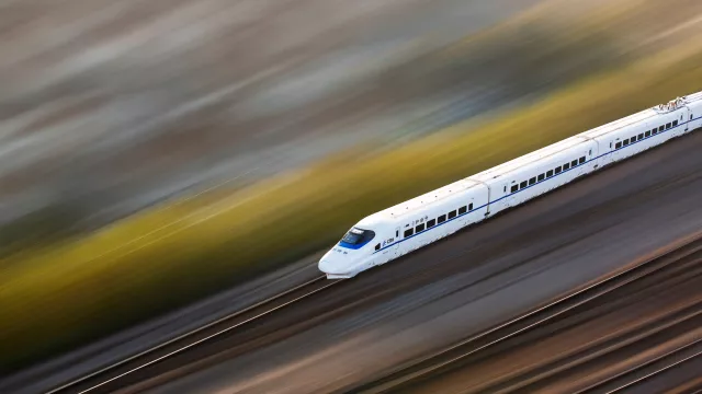 Čínský vlak jel rychlostí 800 km/h, dostal se na ni za 5,3 sekundy.