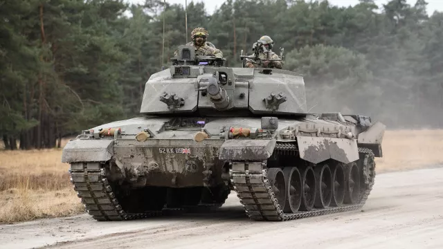 Moderní bojiště se neustále vyvíjí. Ruská armáda, ale i členské státy NATO testují drony jako doplňkovou výbavu tanků.