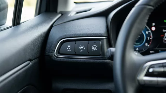 Další automobilka reaguje na kritiku řidičů. Otravného asistenta rychlosti vypnete jediným stiskem