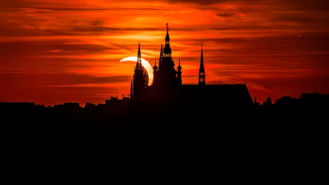 Úchvatný astronomický den v Česku. Podívejte se, jak oblohu ovládly zatmění Slunce i noční roj Perseid