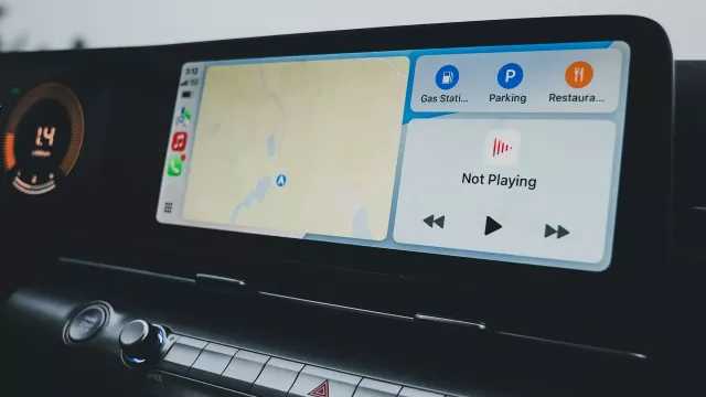 Pohled na infotainment ve vozidle