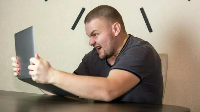 Naštvaný uživatel s laptopem
