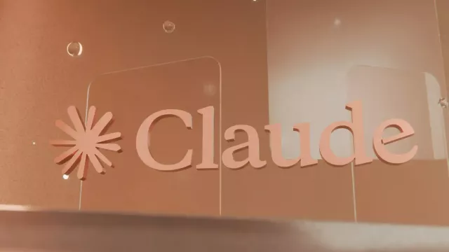 Logo Claude a symbolika smartphonu