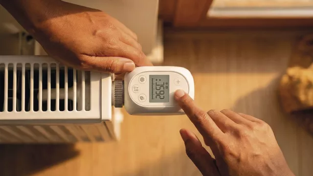 Termostatická hlavice Emos GoSmart P5631S je levná cesta k pohodlnému vytápění domácnosti.