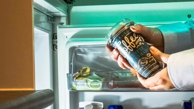 Uživatelka hledí do otevřené lednice