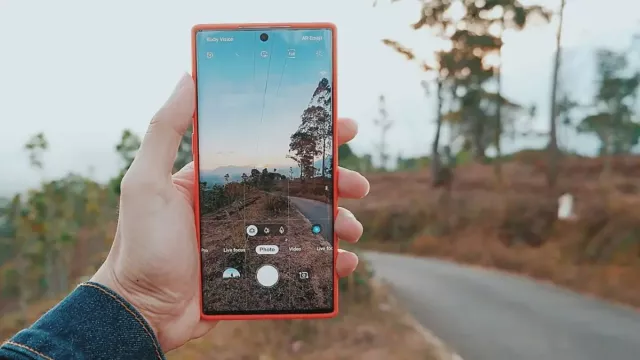 Uživatel pořizuje fotku smartphonem Samsung Galaxy
