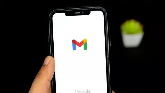 Logo Gmailu na displeji mobilního telefonu