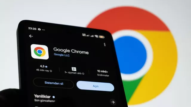 Smartphone a logo Google v pozadí