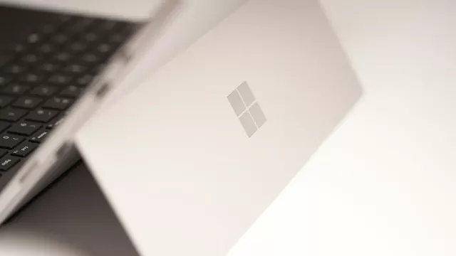 Detail na logo Microsoftu na těle laptopu Microsoft Surface