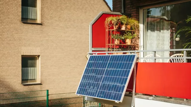 Fotovoltaický panel, umístěný na balkóně