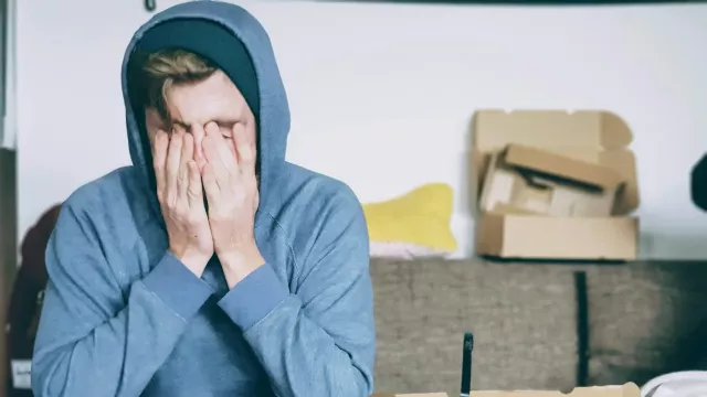 Zoufalý uživatel u otevřených krabic