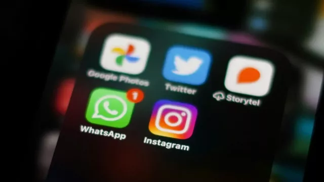 Ikony sociálních aplikací a komunikátorů na displeji smartphonu