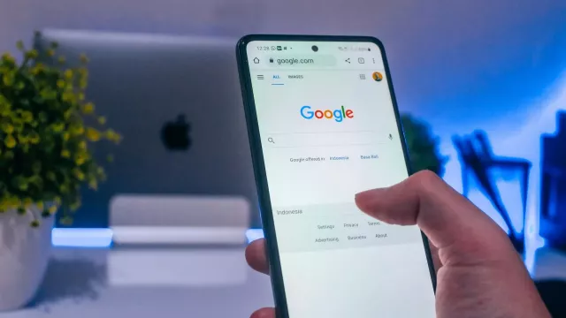 Androidový telefon s prohlížečem Chrome na displeji