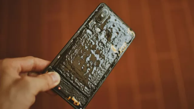 Mobilní telefon se zašpiněným tělem