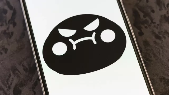 Naštvaný smajlík na displeji telefonu