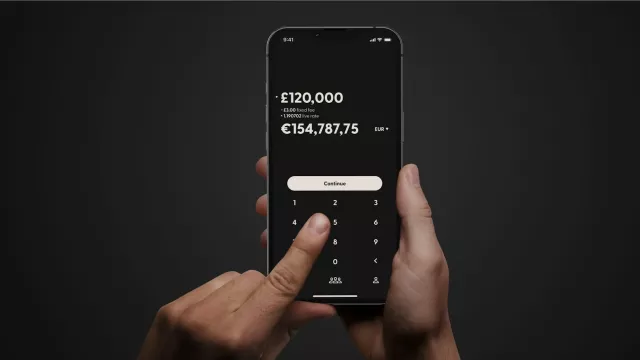 Detail bankovní aplikace na displeji mobilu