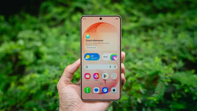 Androidový smartphone v ruce uživatele