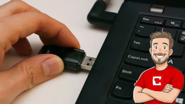 Uživatel připojuje USB flash disk k laptopu