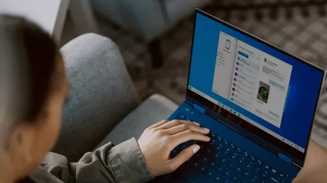 Uživatelka pracuje s laptopem