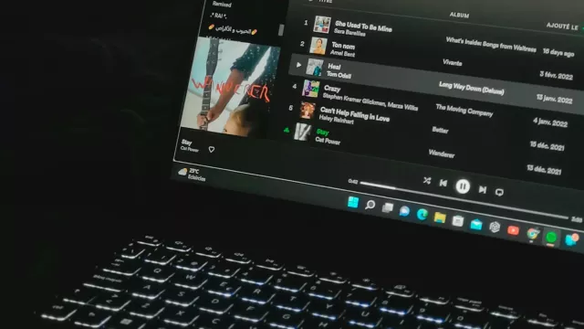 Detail na Hlavní panel Windows 11 na displeji laptopu