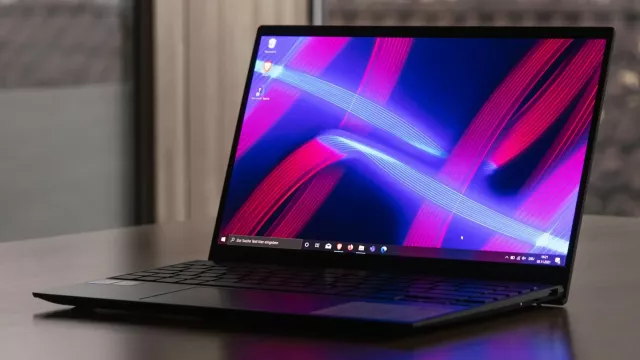 Laptop s pracovní plochou Windows na displeji